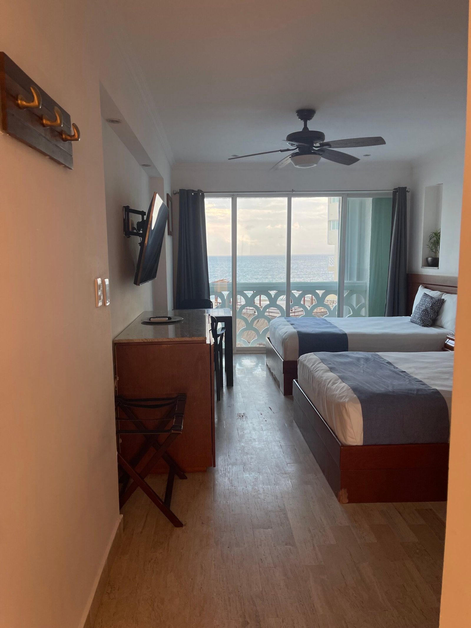 Beachfront studio, sea views. 2310 banner 6