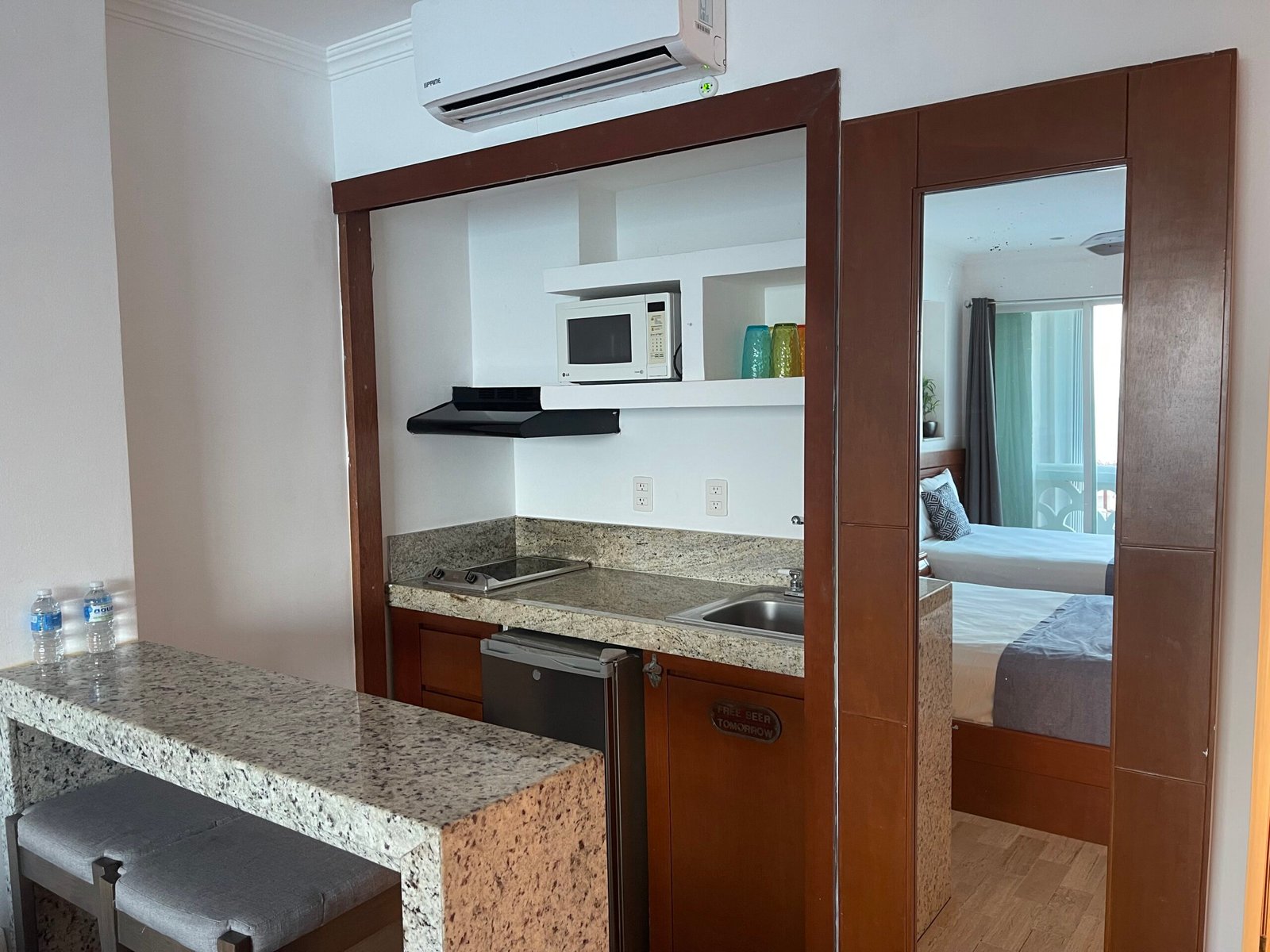 Beachfront studio, sea views. 2310 banner 4