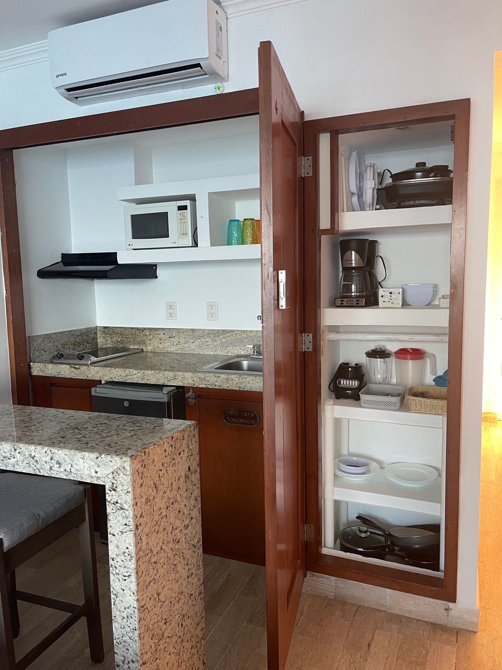 Beachfront studio, sea views. 2310 banner 3